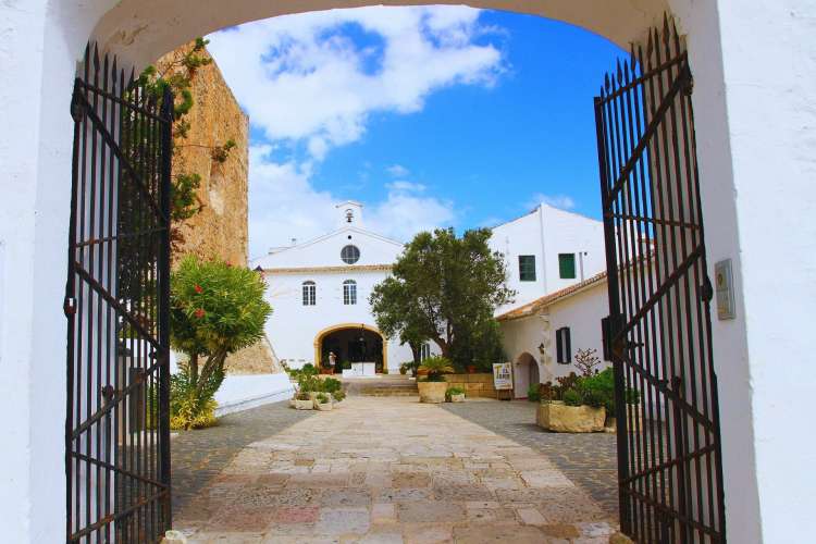 Monte-Toro-Kirche-auf-Menorca