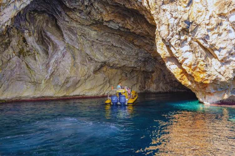 Boot-das-die-Blaue-Höhle-auf-Mallorca-betritt