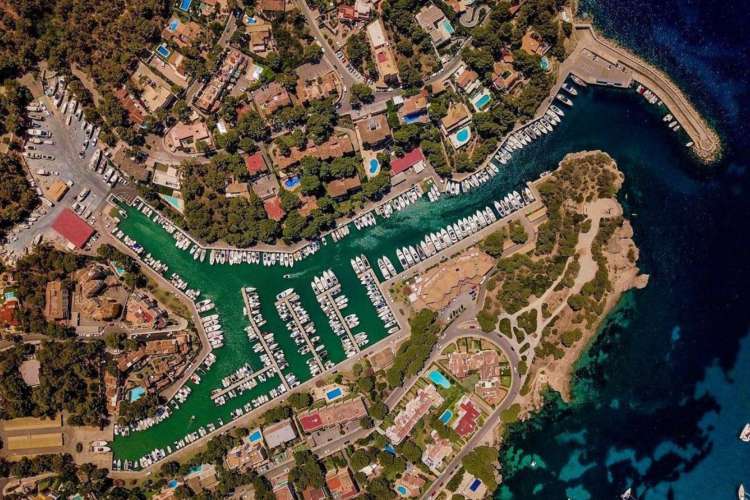 Der-Yachtclub-von-Santa-Ponsa-aus-der-Sicht-eines-Drohnenflugs
