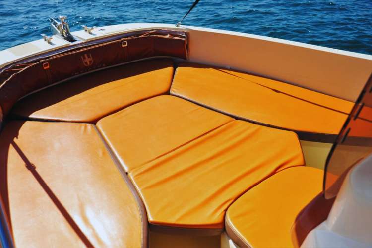 Entspannungsbereich-auf-einem-lizenzierten-Boot-auf-Mallorca