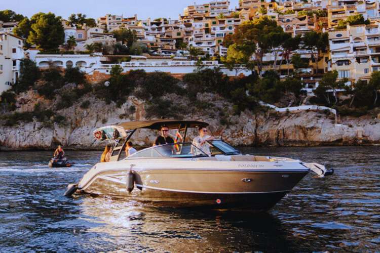 Boot-mit-Skipper-auf-Mallorca