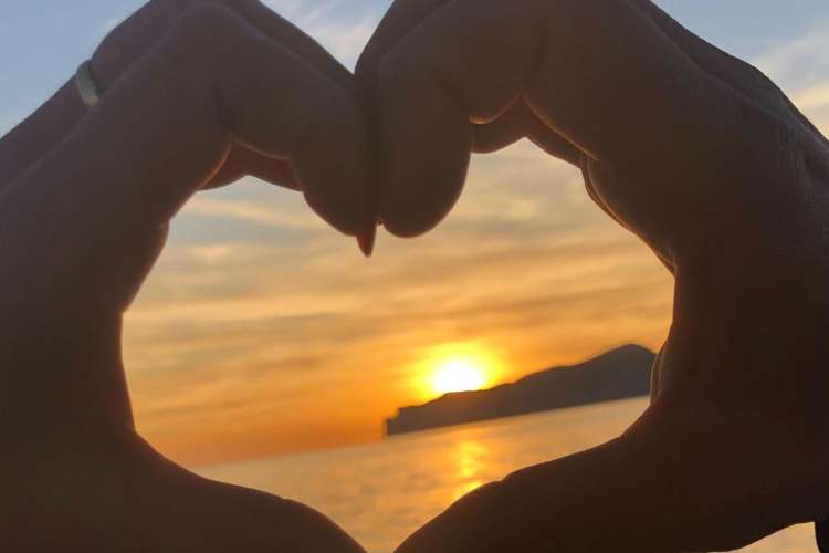 Sonnenuntergang-auf-einem-Boot-mit-Kapitän-in-Mallorca