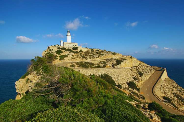 Panoramablick-auf-den-Leuchtturm-von-Formentor