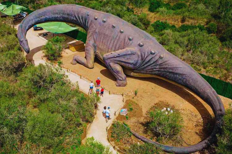 Life-size-dinosaur-at-Dinosaurland