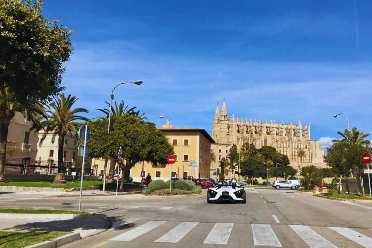 Formula-Tours-an-der-Kathedrale-von-Mallorca