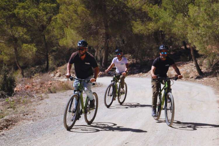 Fahrradgruppe-durch-die-Salzfelder-von-Ibiza