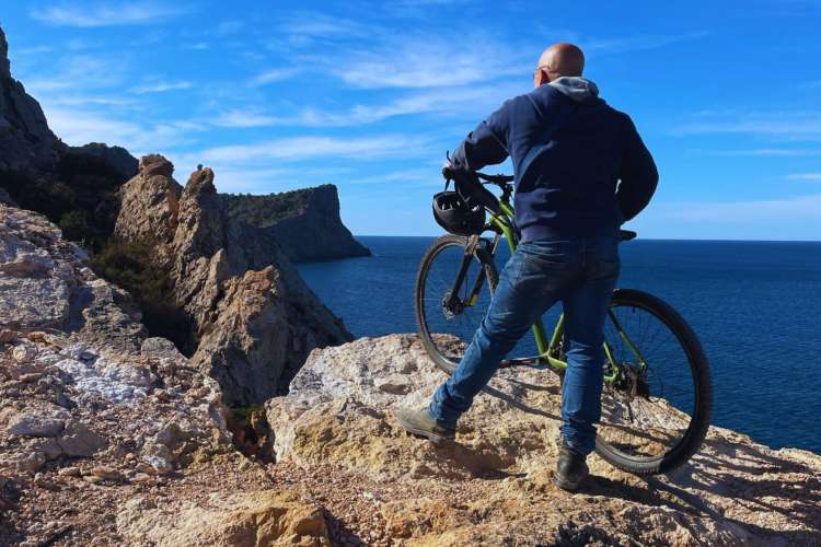 Fahrradfahren-entlang-der-Klippen-von-Ibiza