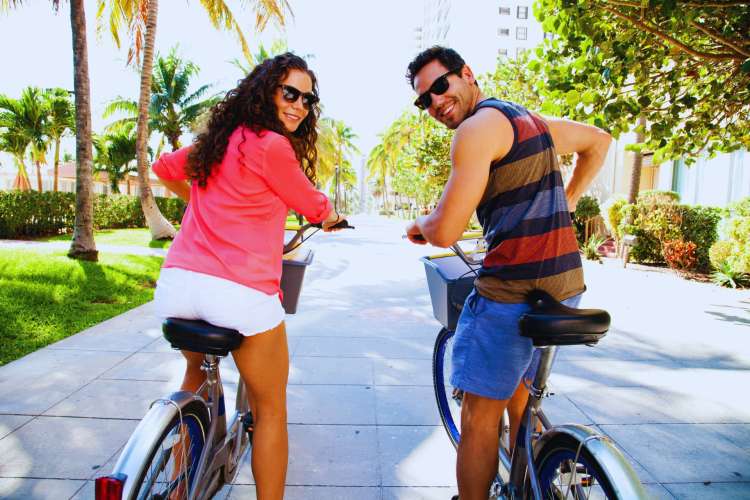 Turistas-en-el-tour-en-bicicleta-por-Ibiza