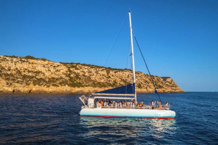 Catamarán-saliendo-en-su-tour-desde-el-Arenal