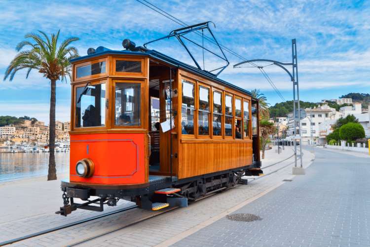 Tranvia-en-el-puerto-de-soller