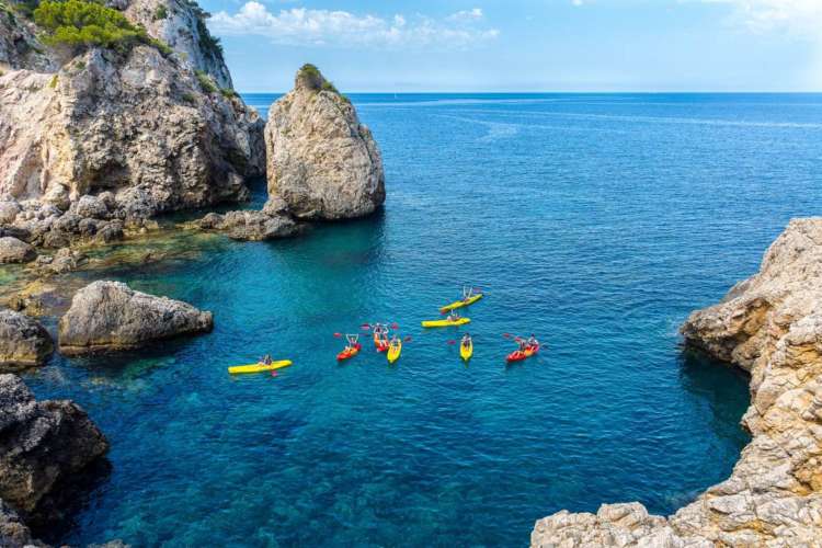 Kayaks-en-la-playa-Mallorca