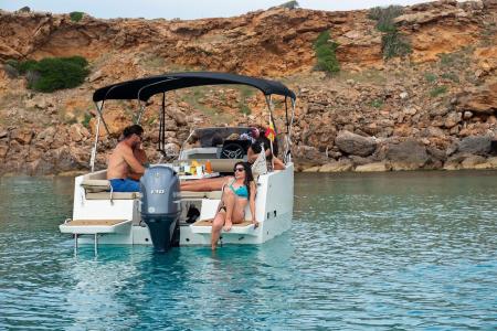 Excursión-privada-en-barco-por-la-costa-norte-Menorca