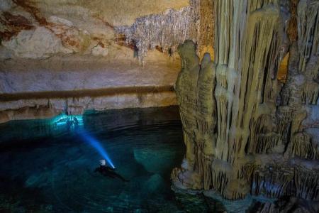 Gruppenschwimmen-in-einer-Höhle-Mallorca