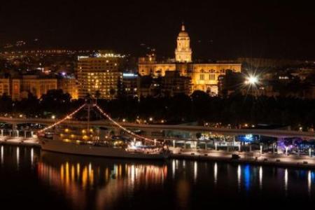 Paseo-nocturno-en-barco-con-música-a-bordo-desde-Málaga