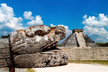 Entrance-to-the-Chichén-Itzá-Mayan-Ruins